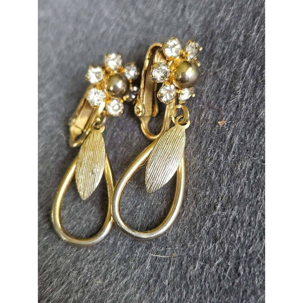 Vintage Sarah Coventry Gold Tone Rhinestone Flower Teardrop Clip On Earrings
